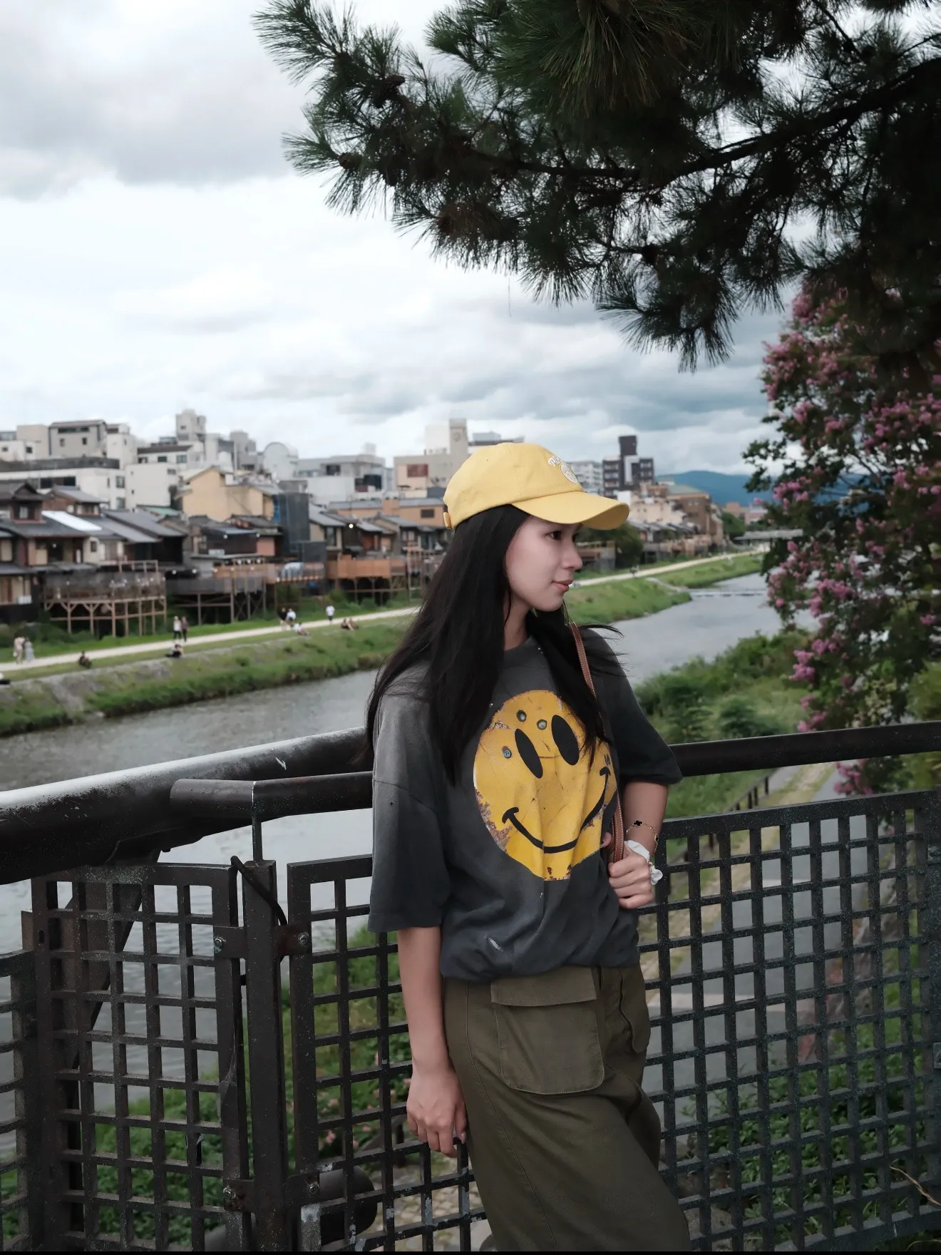 ❥8036#P140 Saint Mxxxxxx ✖️KLF New Old Smiley Face Made of double-yarn double-ply cotton batik fabric 290g, comfortable and breathable to wear. Stiff silhouette, full of street feel, loose fit. Craftsmanship: semi-water slurry printing + graffiti + spray coding, batik and wash. Size: (S-M-L-XL) Color: Washed black